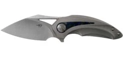 Bestech Nuke BT2107A Grey Blasted Titanium, Blue Marbled Carbonfiber, Satin Couteau De Poche, Kombou Design